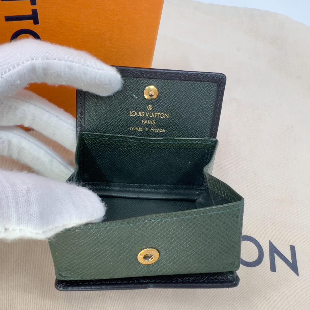 美品　ルイヴィトンの上質レザー使用 4069 シンプル高級感あふれるケース