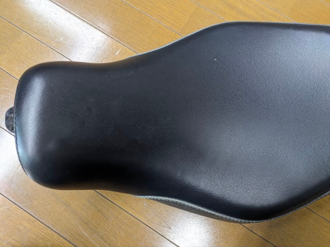 ハーレー純正　バッドランダーカスタムシート　52000211　スポーツスター