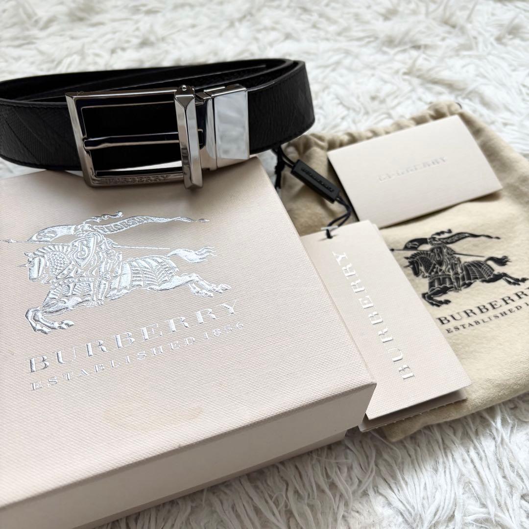 未使用タグ付き　バーバリー エンボス加工　本革レザーベルト　箱付き　ブラック