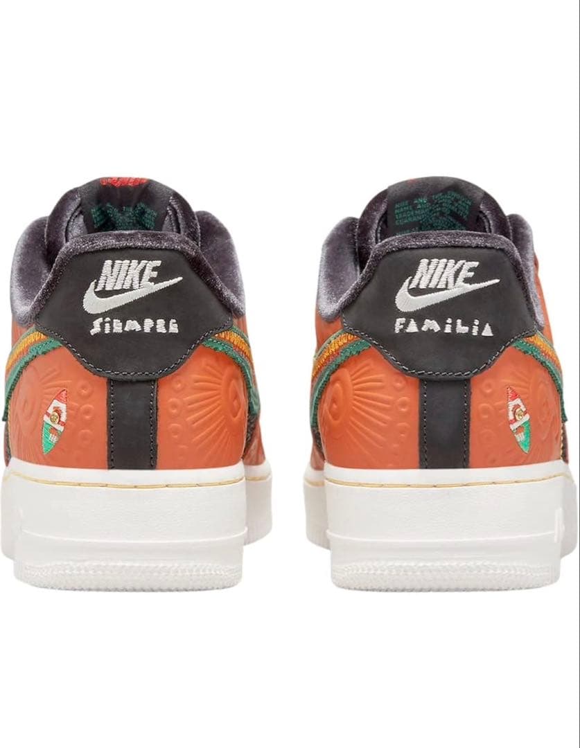 靴 Nike Air Force 1 Low \"Siempre Familia\"