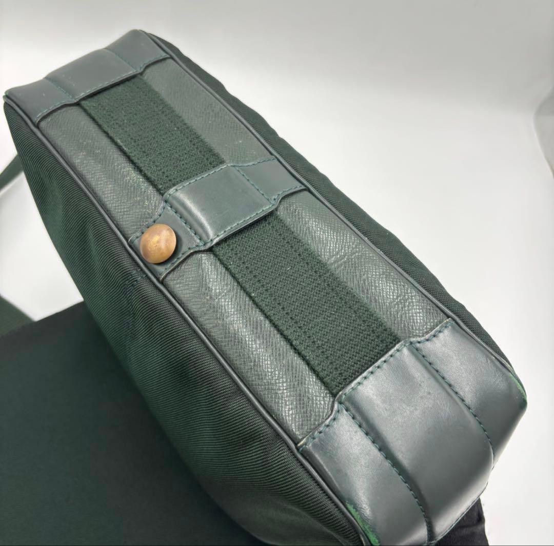 ルイヴィトン タイガ ヴィクトール レザーショルダーバッグ M30144グリーン