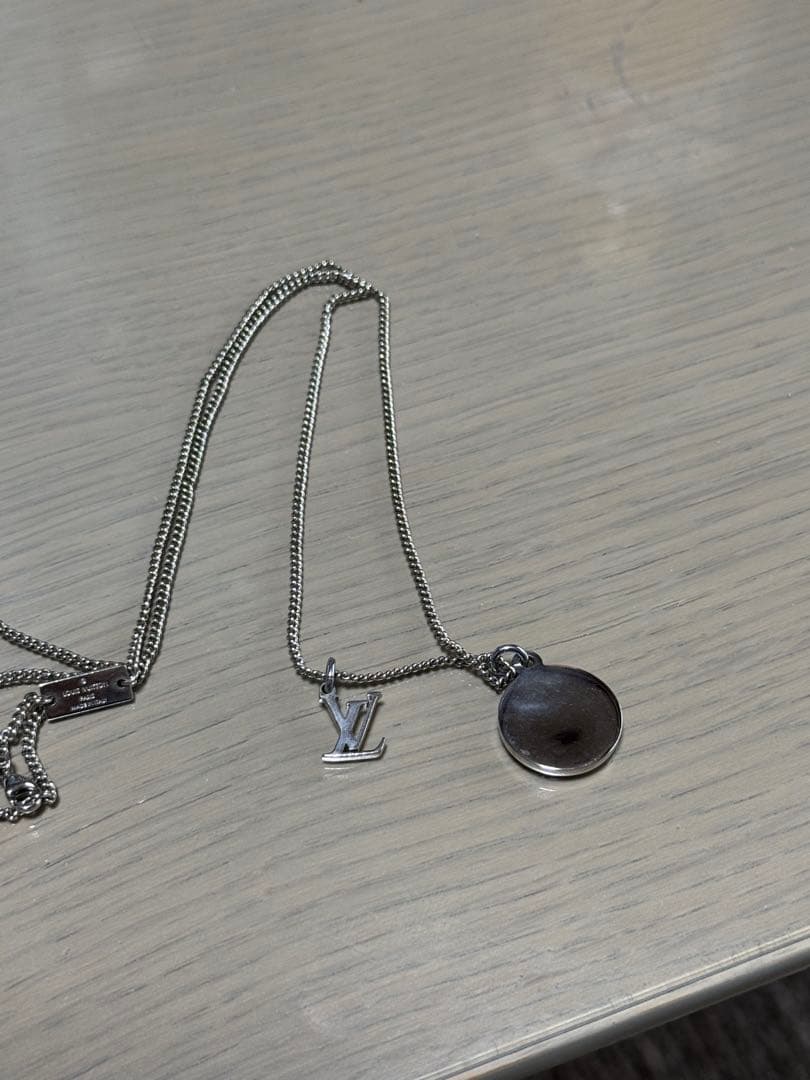 に*ん様 Louis Vuitton シルバーネックレス ロゴチャーム付き