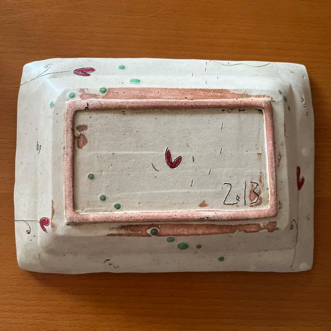 陶芸家　ケイトポムフレット　 手描き陶器プレート 家と花デザイン