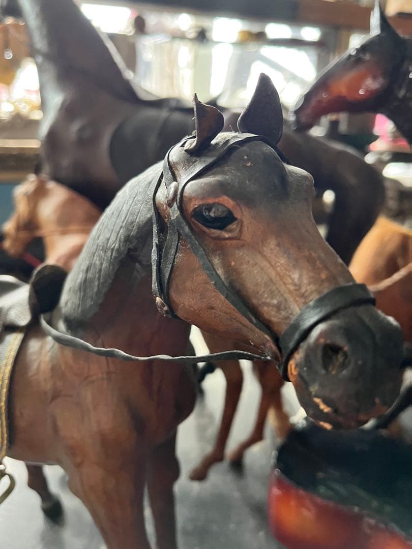 レザーホース、 革製の馬の置き物 馬の置き物、 鞍付きレザーホース、 馬の置き物