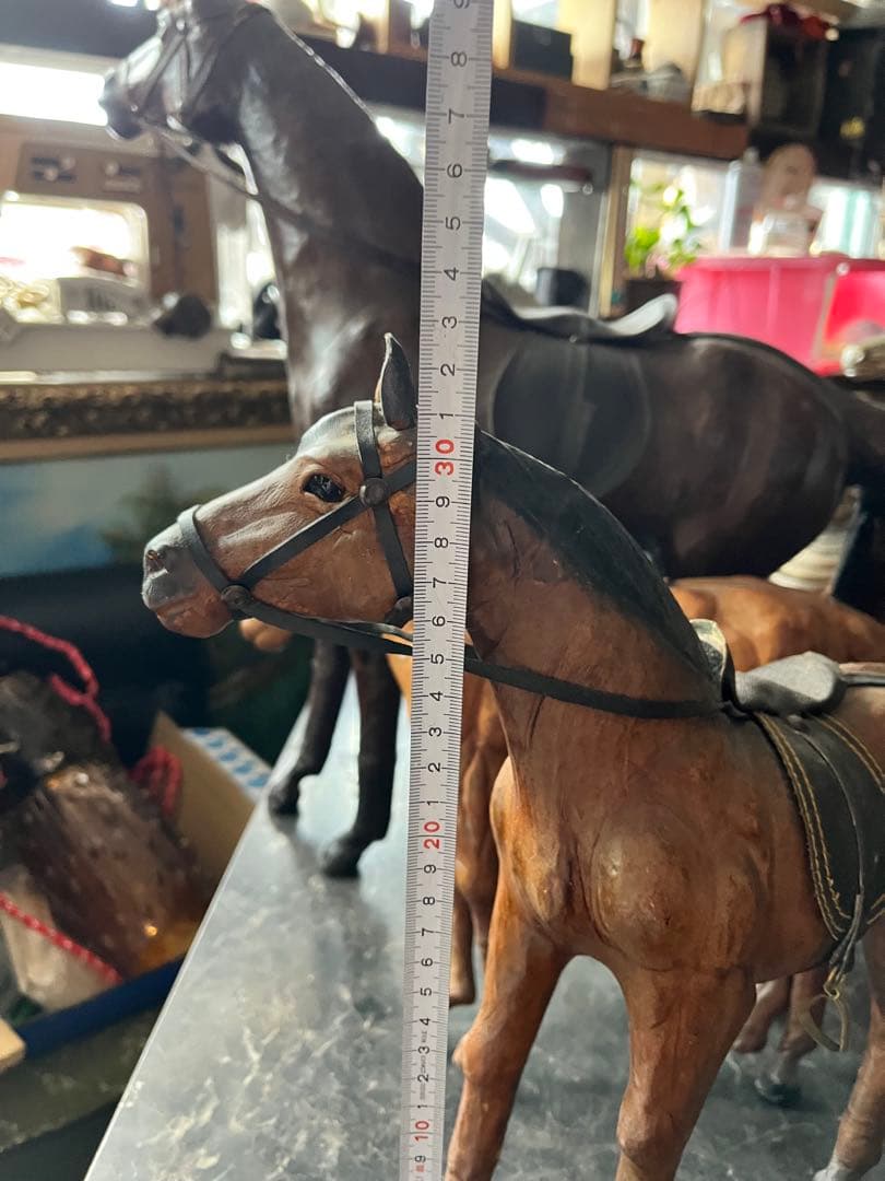 レザーホース、 革製の馬の置き物 馬の置き物、 鞍付きレザーホース、 馬の置き物