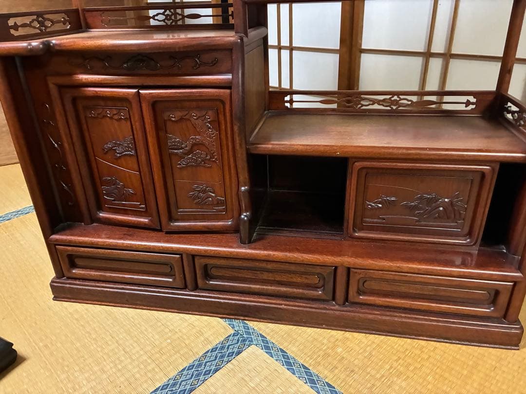 木製収納棚 自然モチーフ彫刻付き　茶棚