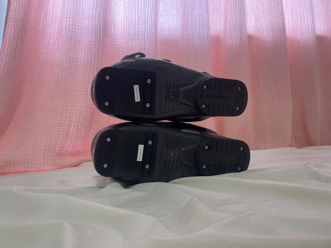 新品Nordica スキー用ブーツ 男女OKグレー/シルバー　タグ付き