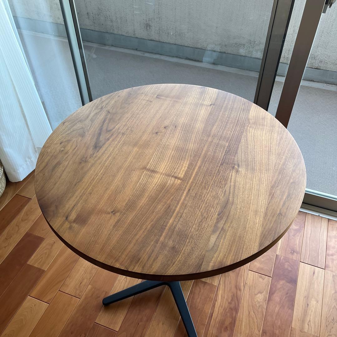 グリニッチの無垢材カフェテーブル（70）です