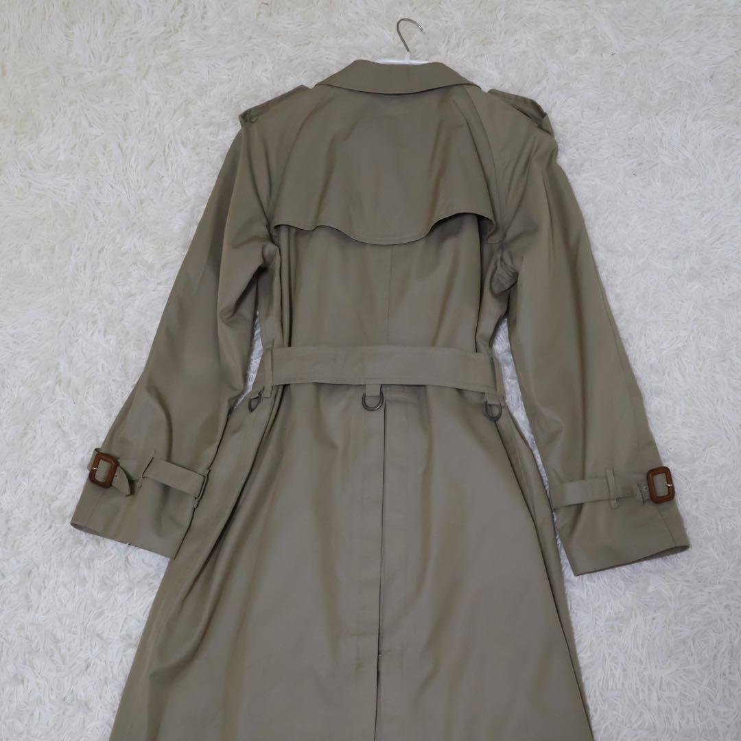 ベージュ ダブルブレスト トレンチコート