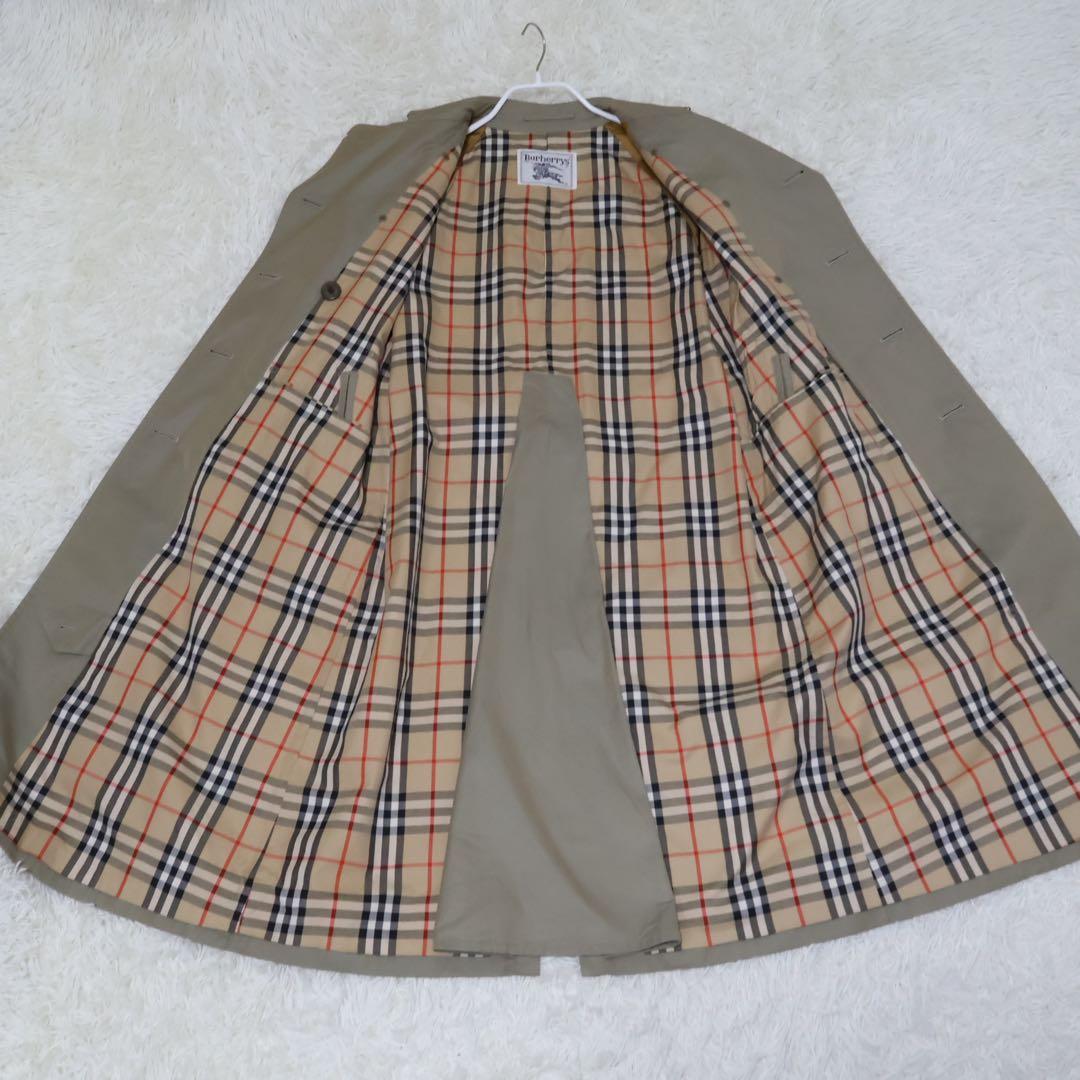 ベージュ ダブルブレスト トレンチコート