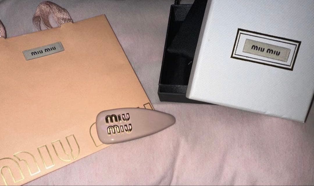miu miu ロゴ入りヘアピン ピンク ミュウミュウ ヘアクリップ