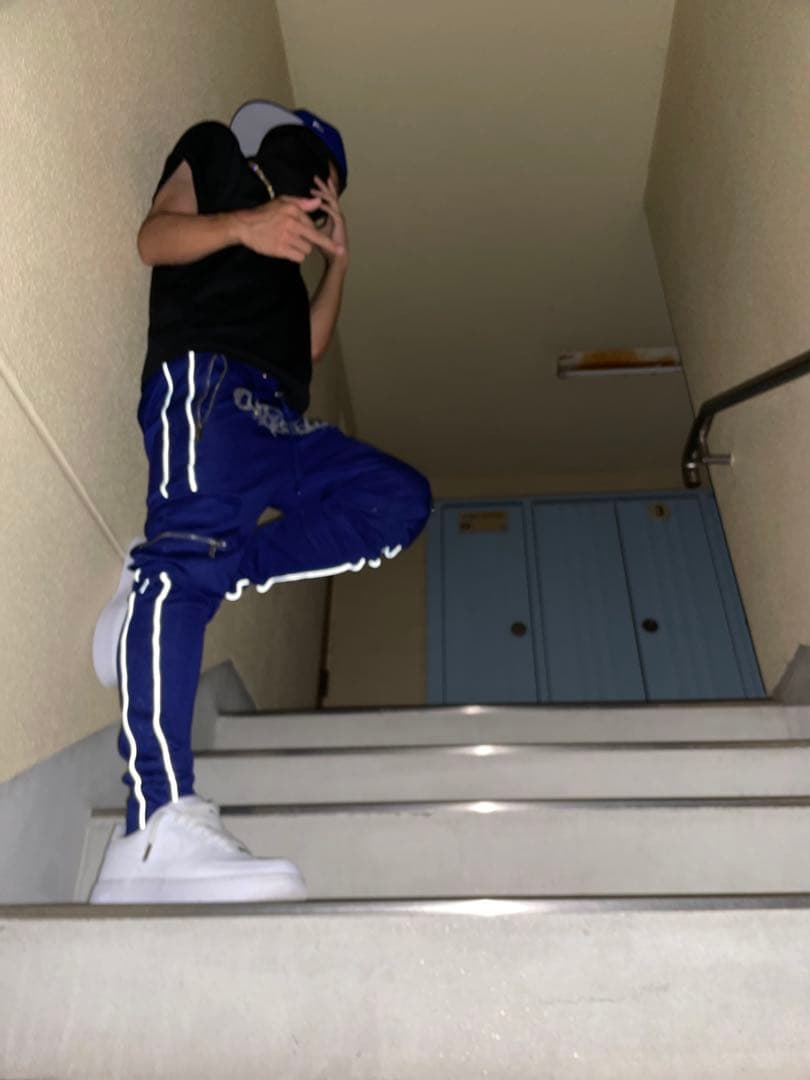 ブルー カーゴパンツ ストーンロゴ