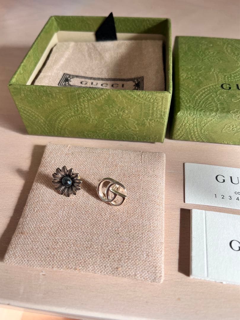 GUCCI フラワースタッズピアス シルバー