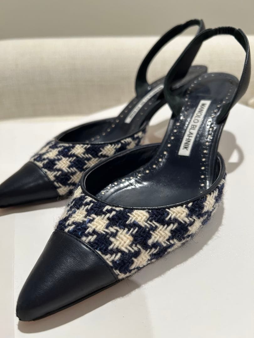 MANOLO BLAHNIKネイビーホワイトチェックバックストラップパンプス