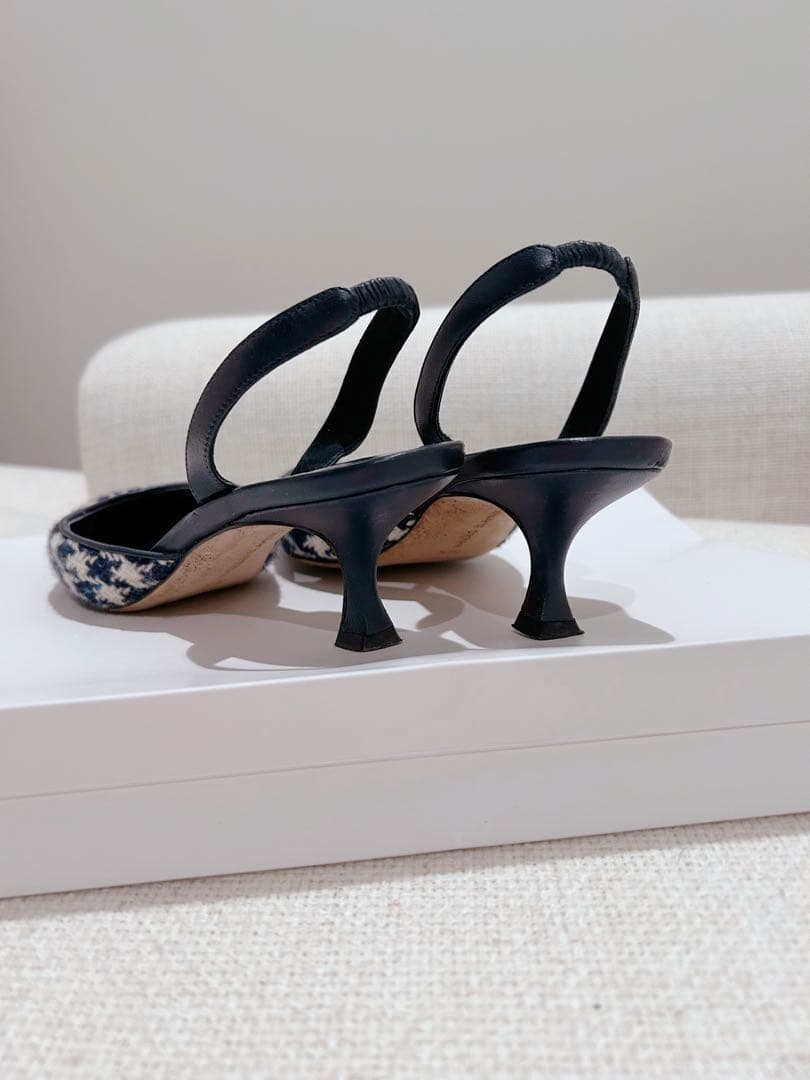 MANOLO BLAHNIKネイビーホワイトチェックバックストラップパンプス