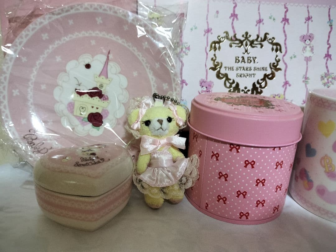 ひ*の様 BABYノベルティなかよしくみゃちゃん　ストラップなど食器マグカップ