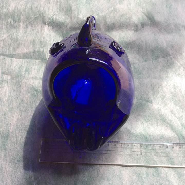 深い青色ガラスの魚型の灰皿 兼 花瓶 ※蚊取り線香置き 小物入れetcにも