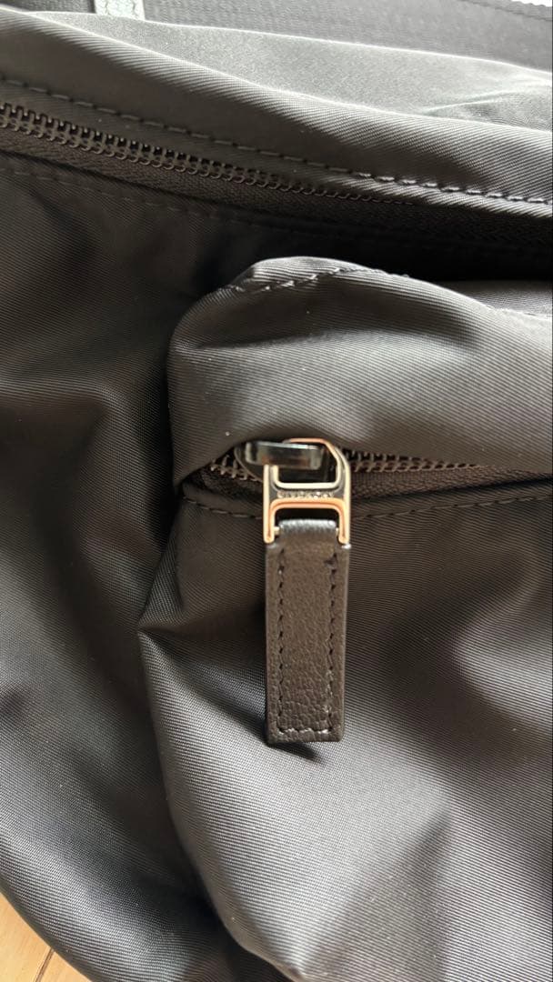 GIVENCHY エッセンシャル U ボディバッグ ブラック