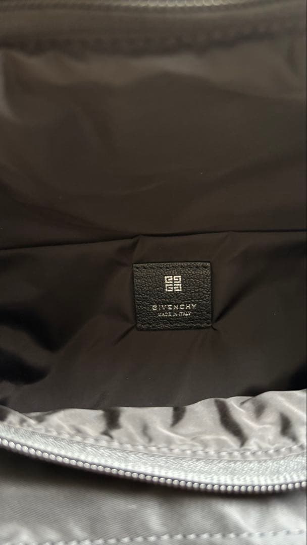 GIVENCHY エッセンシャル U ボディバッグ ブラック