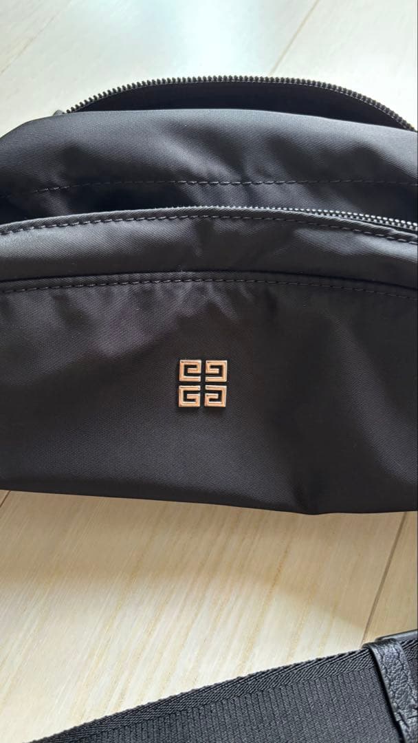 GIVENCHY エッセンシャル U ボディバッグ ブラック