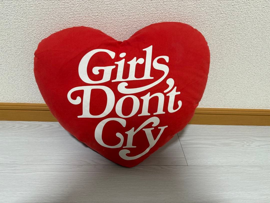 Girls Don't Cry ハート型クッション
