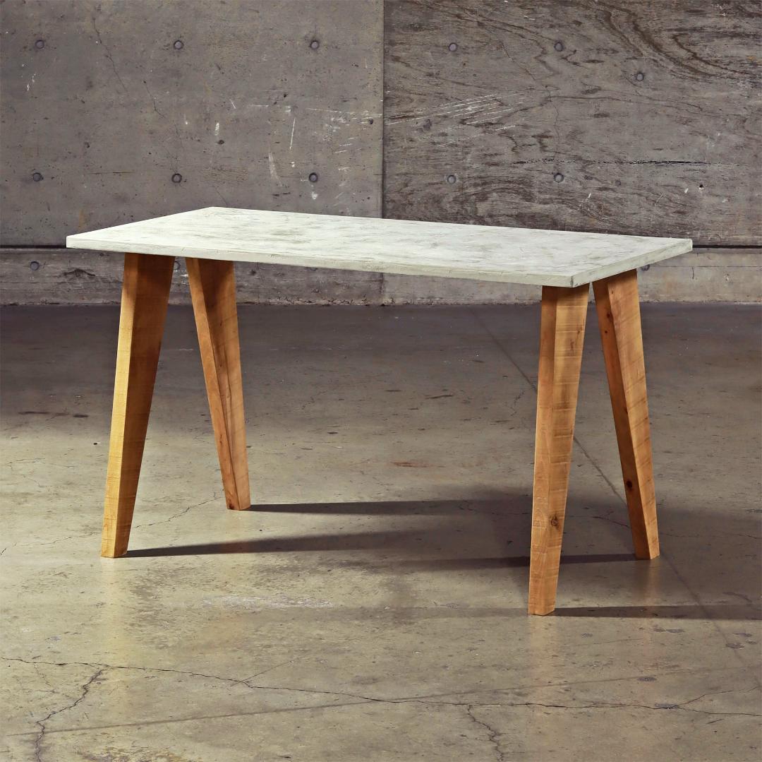 デスク｜パソコンデスク｜ライトグレー｜薄塗りモルタル｜三角脚｜ダイニングテーブル