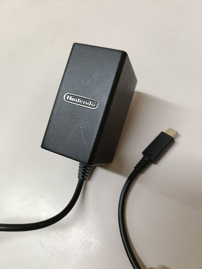 switch lite本体と電源ケーブル及びケース