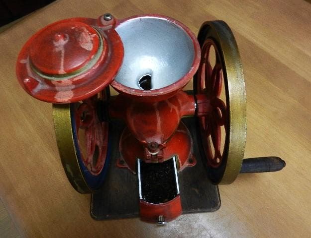 ブラジル製の希少なビンテージ手動式動輪コーヒーミル