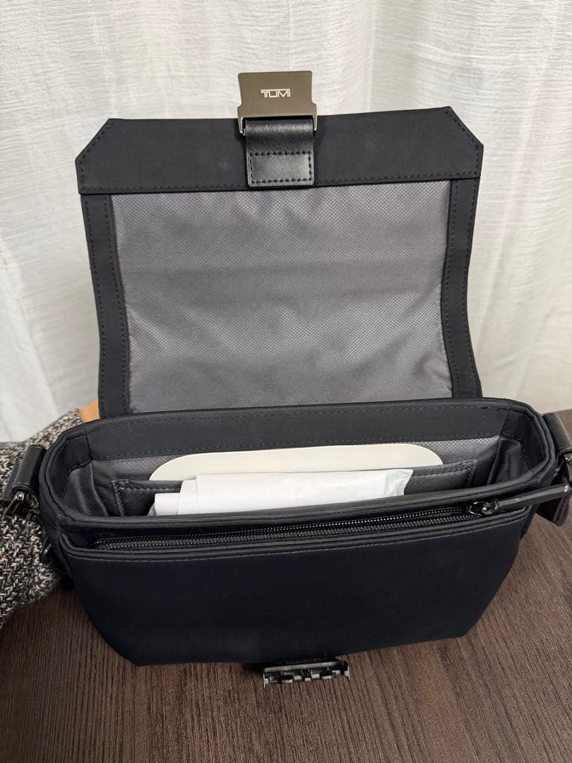 TUMI ブラック ショルダーバッグ