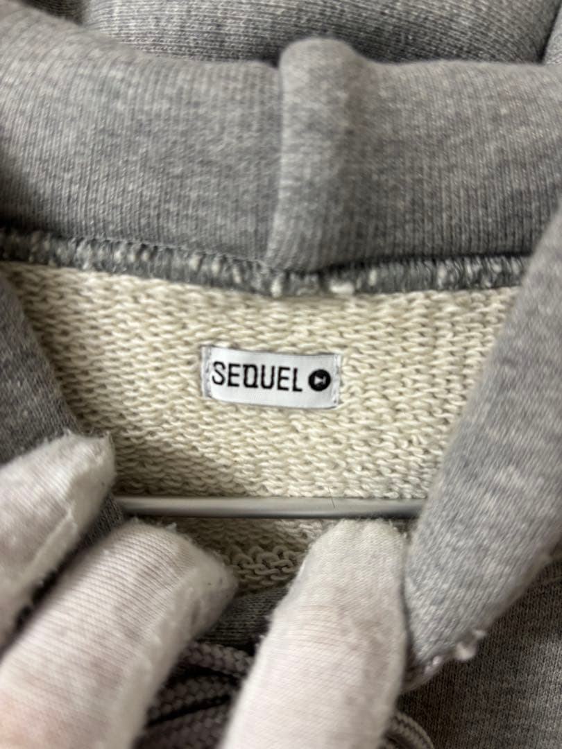 シークエル SEQUEL　ロゴ刺繍プルオーバーパーカー