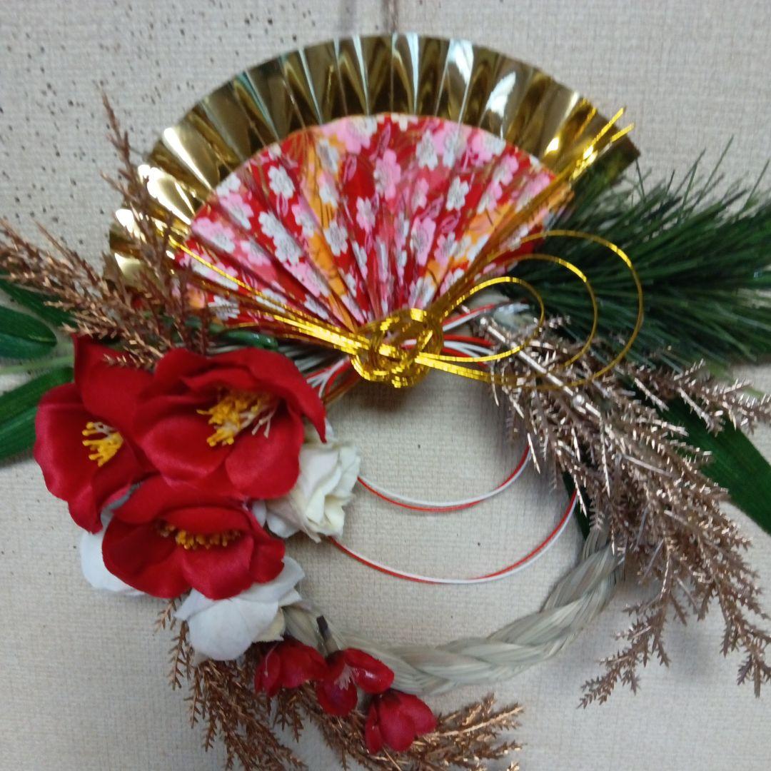 しめ縄リース　赤椿　白小薔薇　金扇　水引