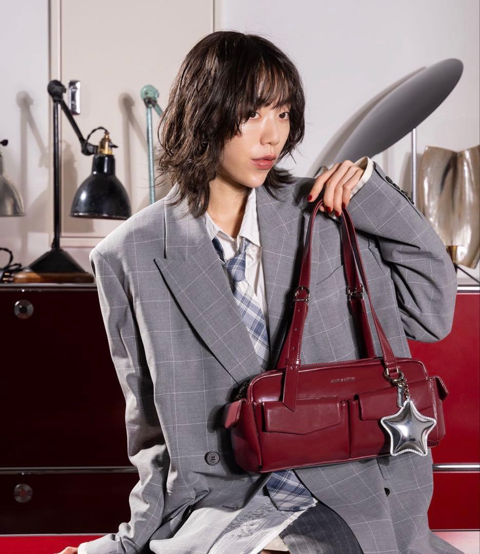 【新品未使用】Charles&Keithマルチポケットショルダーバッグボルドー