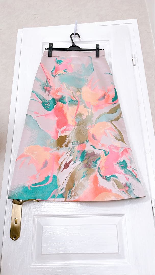 アート柄　ジャガードサテンスカー新品未使用