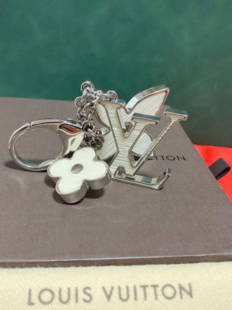 Louis Vuitton キーホルダー ロゴチャーム