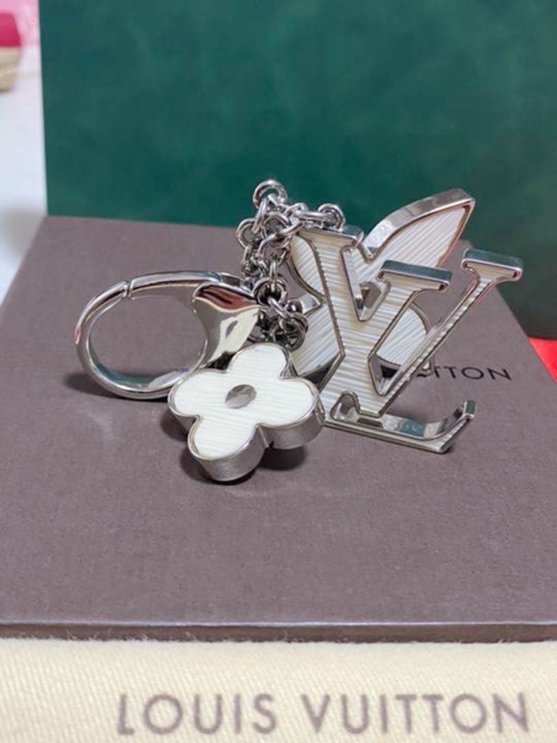 Louis Vuitton キーホルダー ロゴチャーム