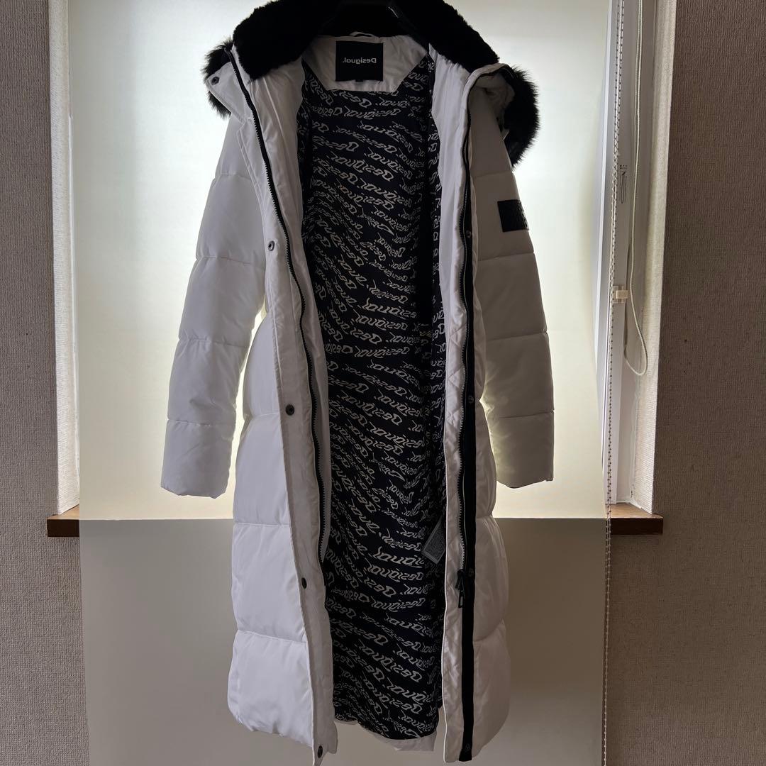 Desigual. 白ダウン