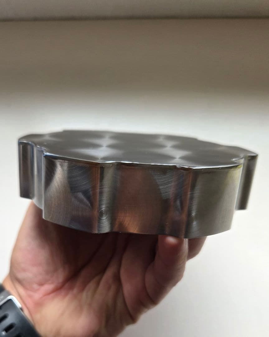 17スーパーグレート　燃料タンクキャップ鱗ステンレスカバー　試作品
