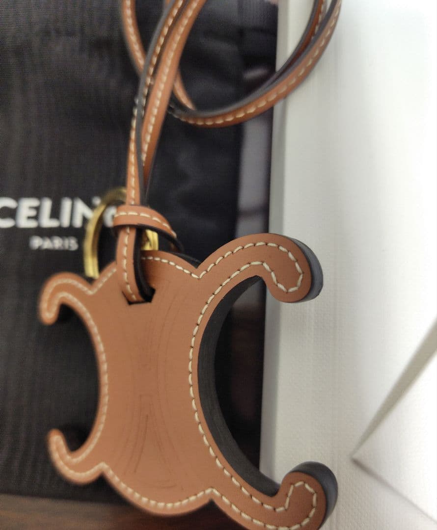 CELINE トリオンフチャーム　スムースカーフスキン