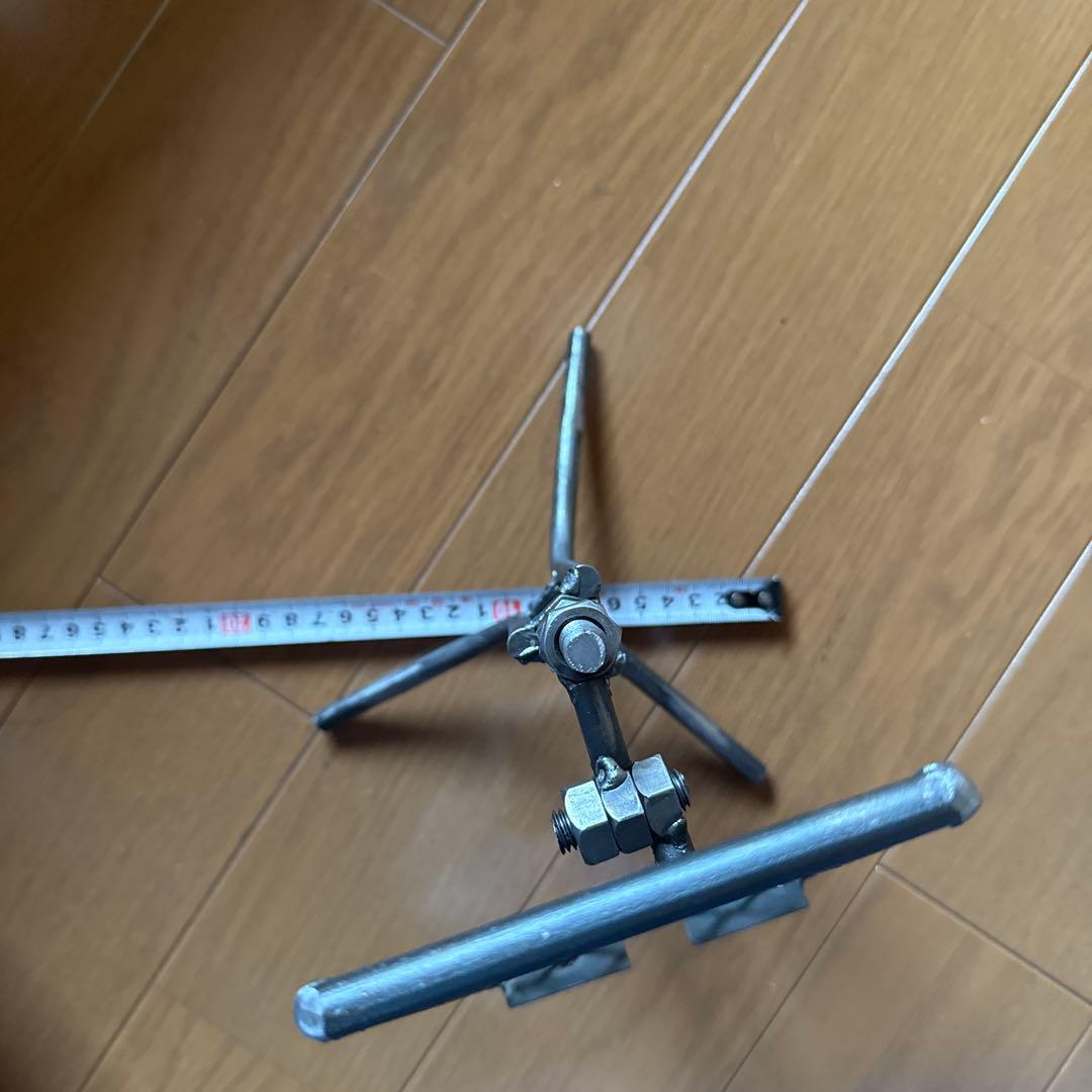 シンプルアイアンのメッシュディスプレイスタンド