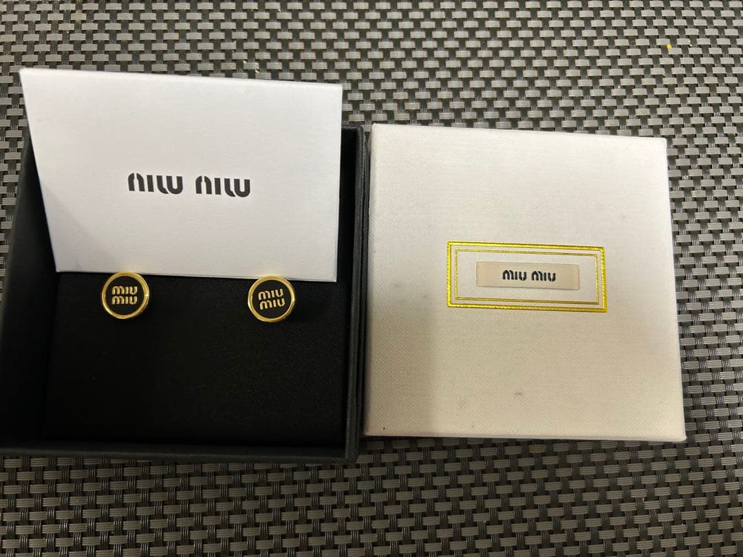 momo（美品）miu miu エナメル　ピアス　ブラック