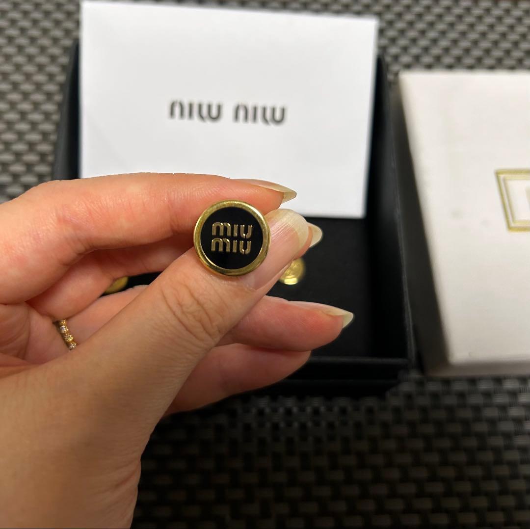 momo（美品）miu miu エナメル　ピアス　ブラック