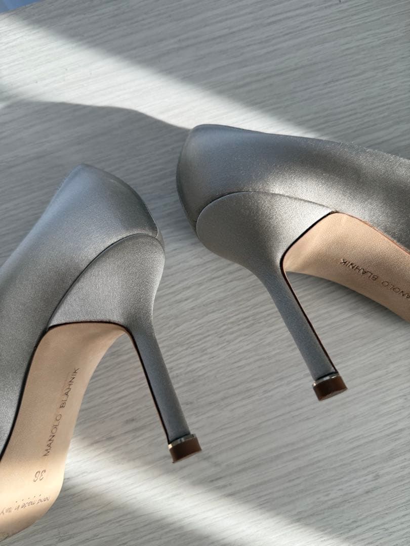 【値下げ】マノロブラニク ハンギシ(ライトグレー)