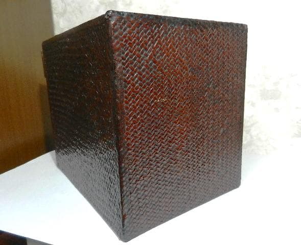 網代編み（あじろあみ）装飾に溜塗（ためぬり）仕上げされた時代物小引き出し