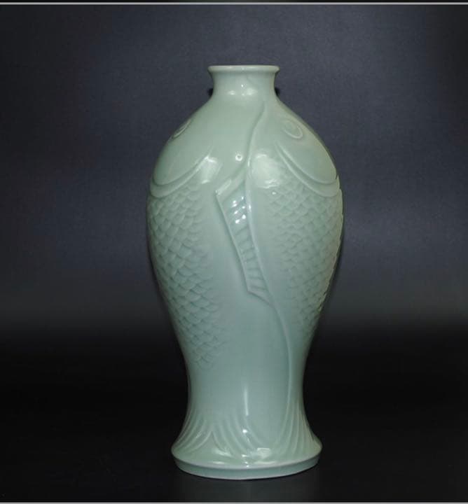 送料無料　70年代『中国宜興』青磁花瓶　高さ31.5ｃｍ　中国美術古玩骨董