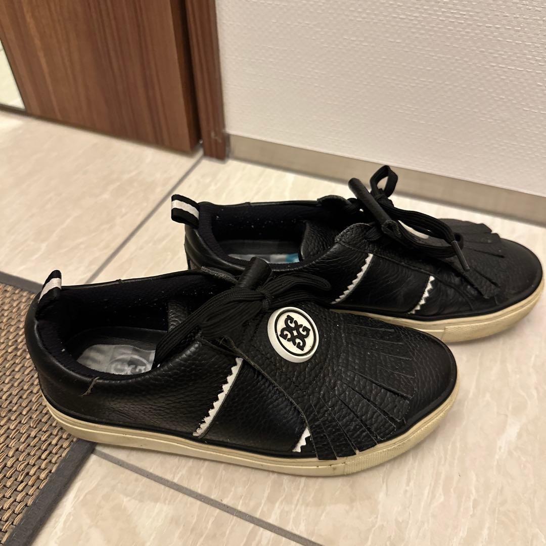 フリンジ付きブラックスニーカー