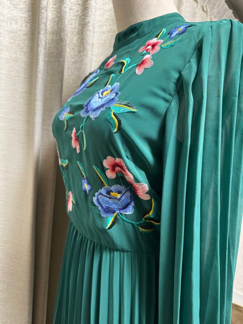 刺繍入りグリーンロングスカートワンピース Mサイズ