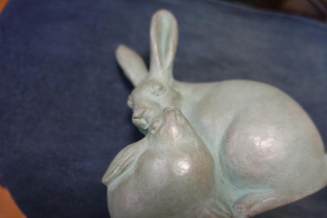239 　ウサギ置物　金属製　重さ　2ｋｇ　作者の刻印あり　インテリア飾り