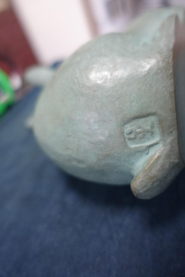 239 　ウサギ置物　金属製　重さ　2ｋｇ　作者の刻印あり　インテリア飾り