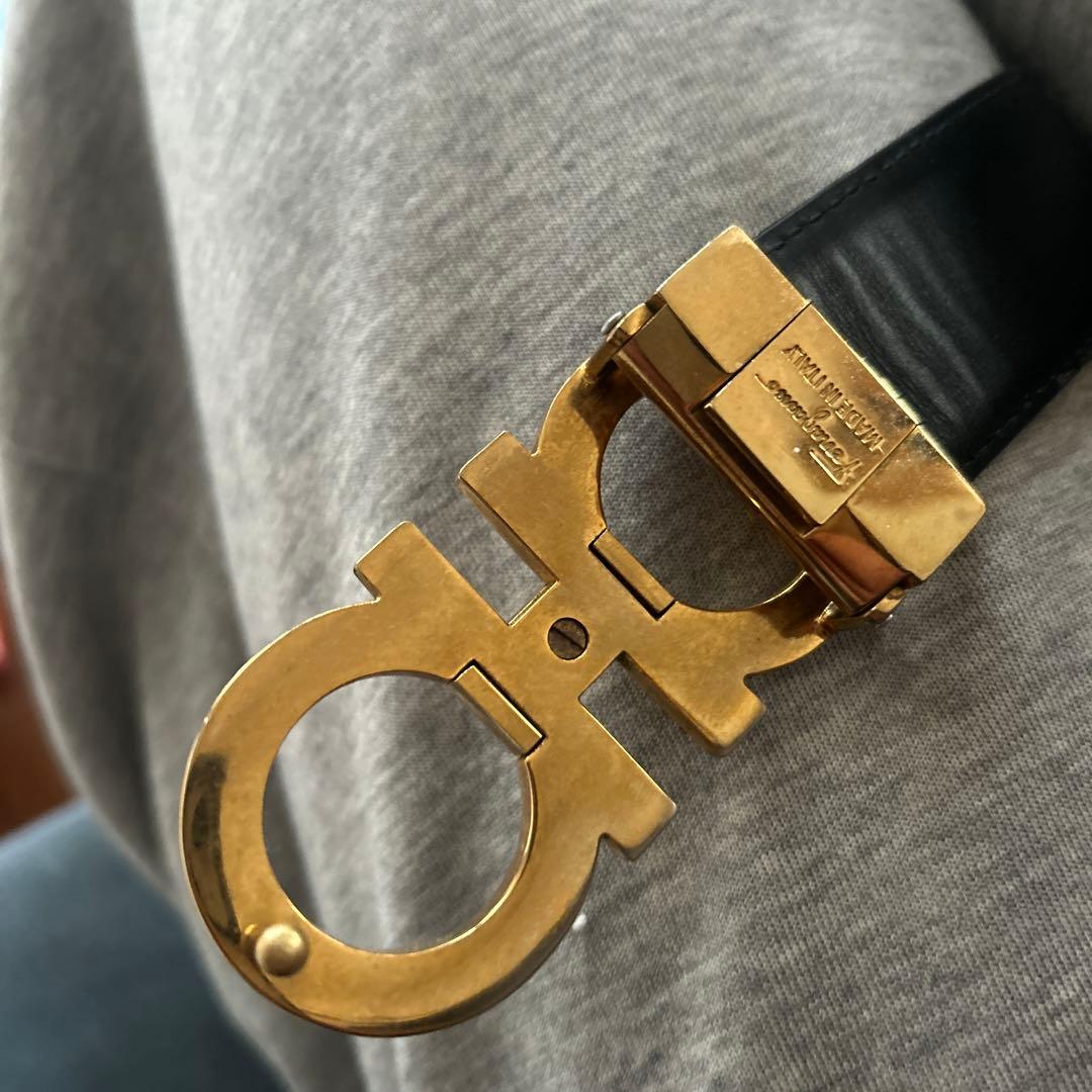 ferragamo 黒レザーベルト 金バックル