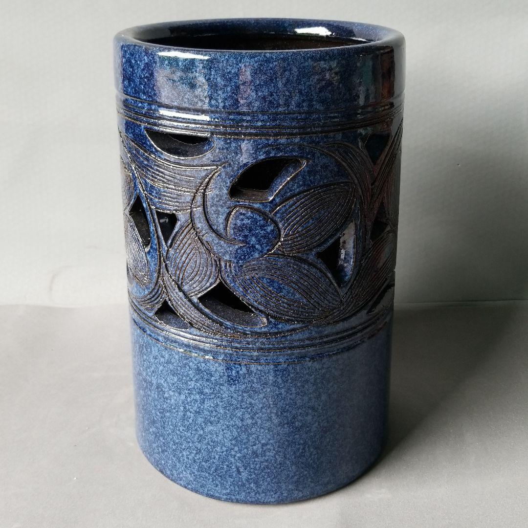 信楽焼傘立て  台形唐草透かし彫 高さ４０cm